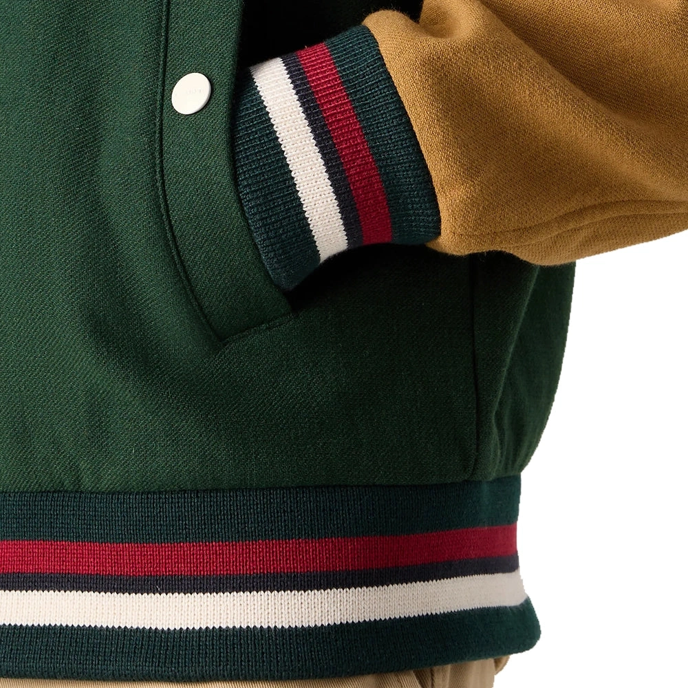 Aaron Wool Herren Varsity Jacke: Dunkelgrün trifft Cognac – Stil für kalte Tage.